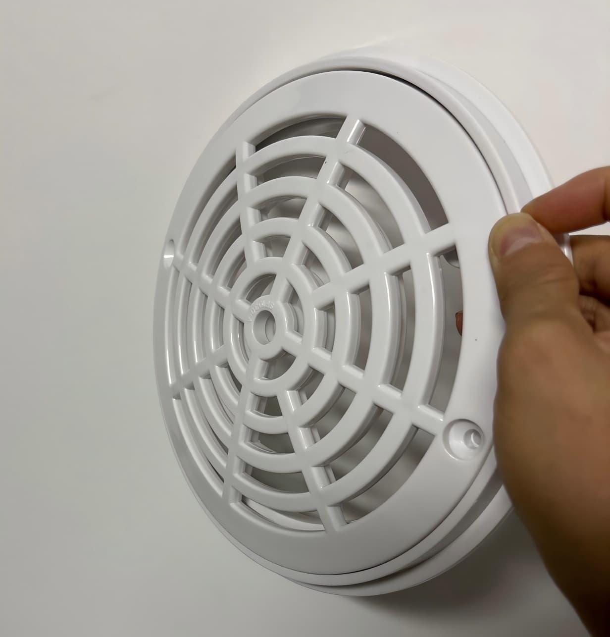 Recalled Jeriflyer 8-inch pool drain covers (image 3 of 3)