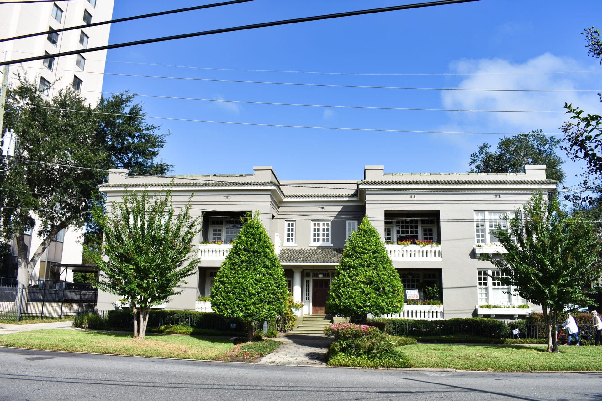 An apartment building exterior in Jacksonville, Florida